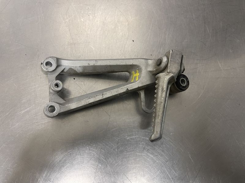 Honda CBR 600F 1999Fothviler m/brakett bak høyre