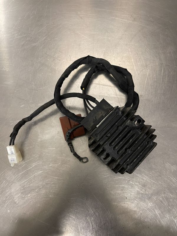 Husqvarna Svartpilen 401 2023 Spenningsregulator