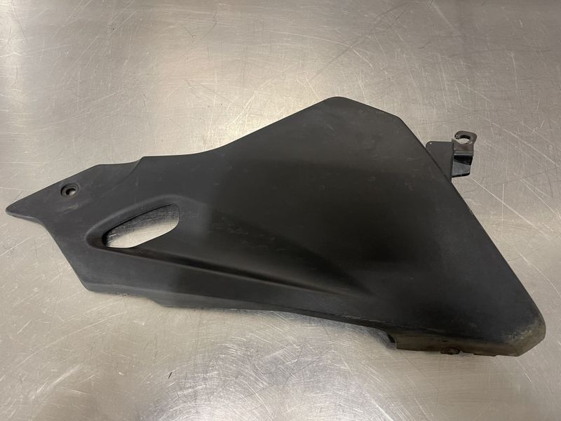 Honda CBR 125 2012 Nedre sidekåpe høyre 